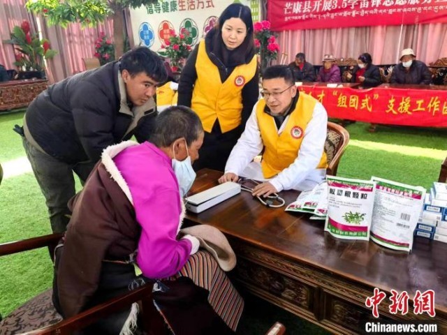 图为特困人员集中供养服务中心义诊。 昌都芒康县供图
